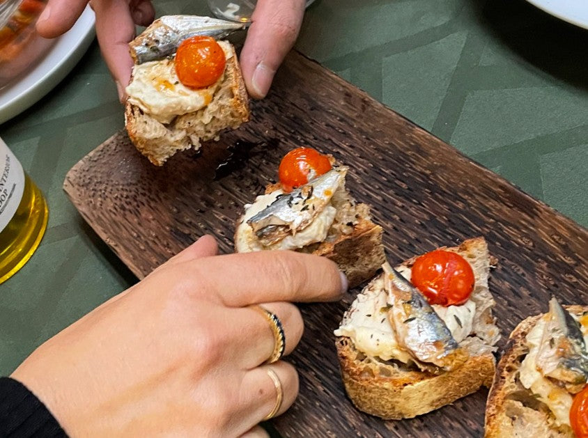 Holzmakrelen in Vierge-Soße