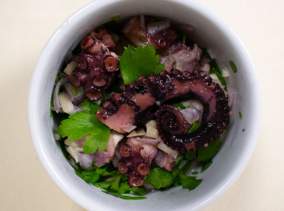 Oktopus in Olivenöl und Knoblauch