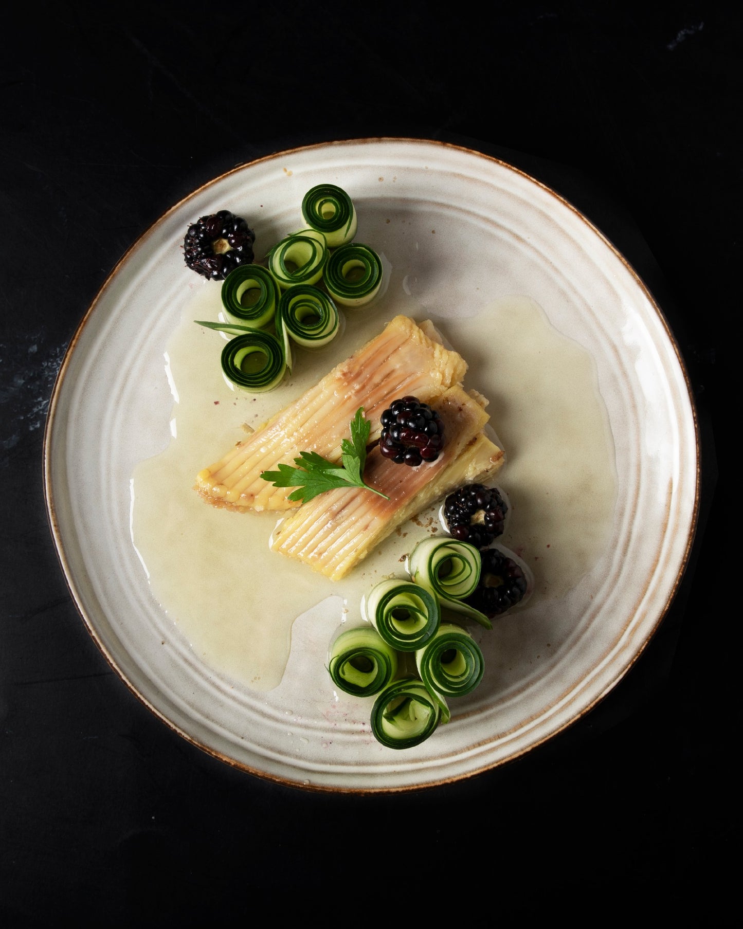 Rochen in Olivenöl und Curry