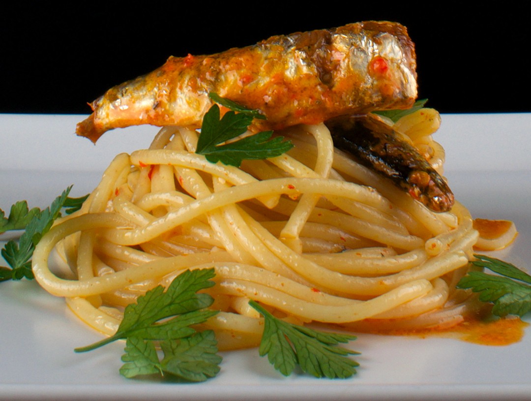 Kleine Sardinen (Petingas) in Brava-Soße